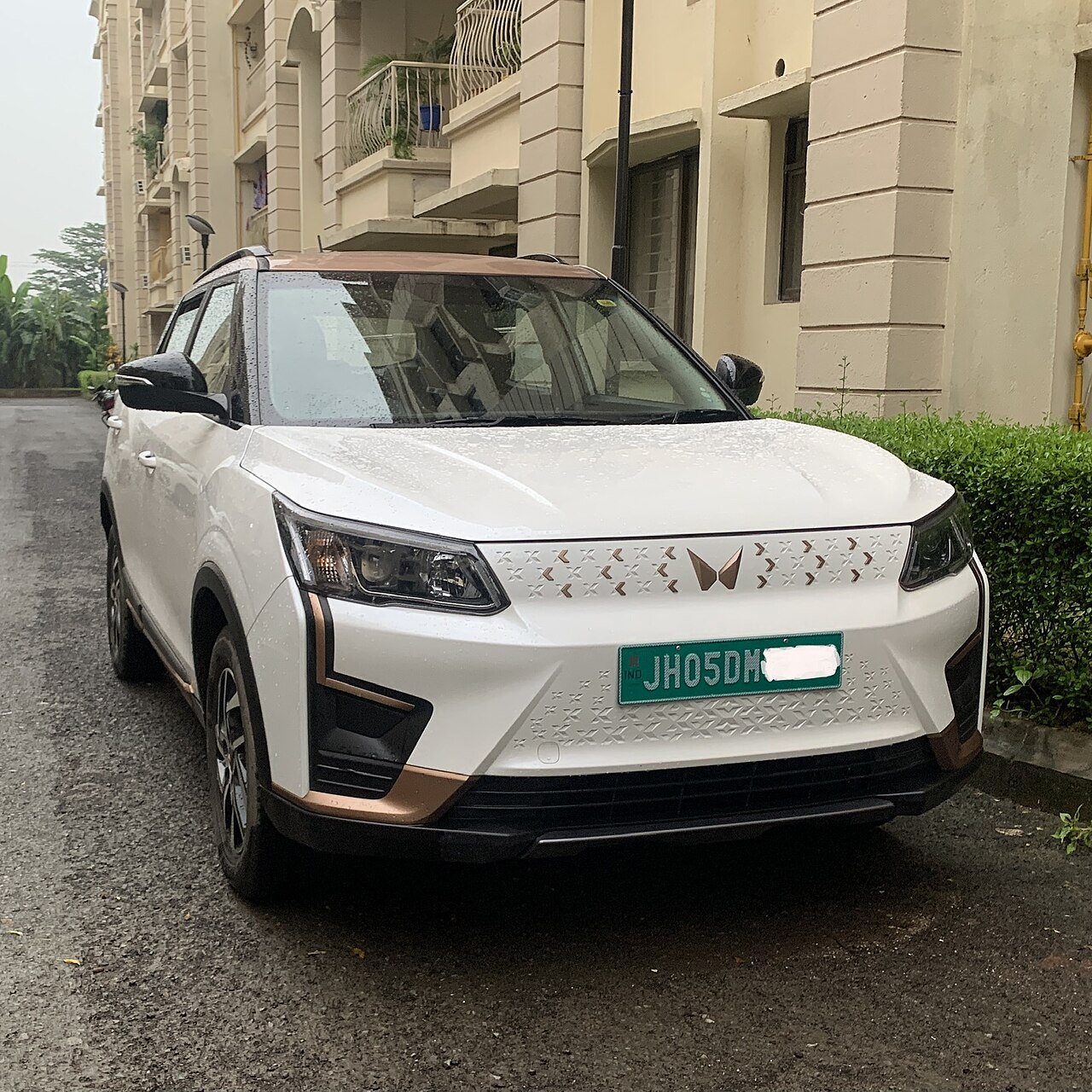 Mahindra XUV400 EV (EL variant) exterior side view