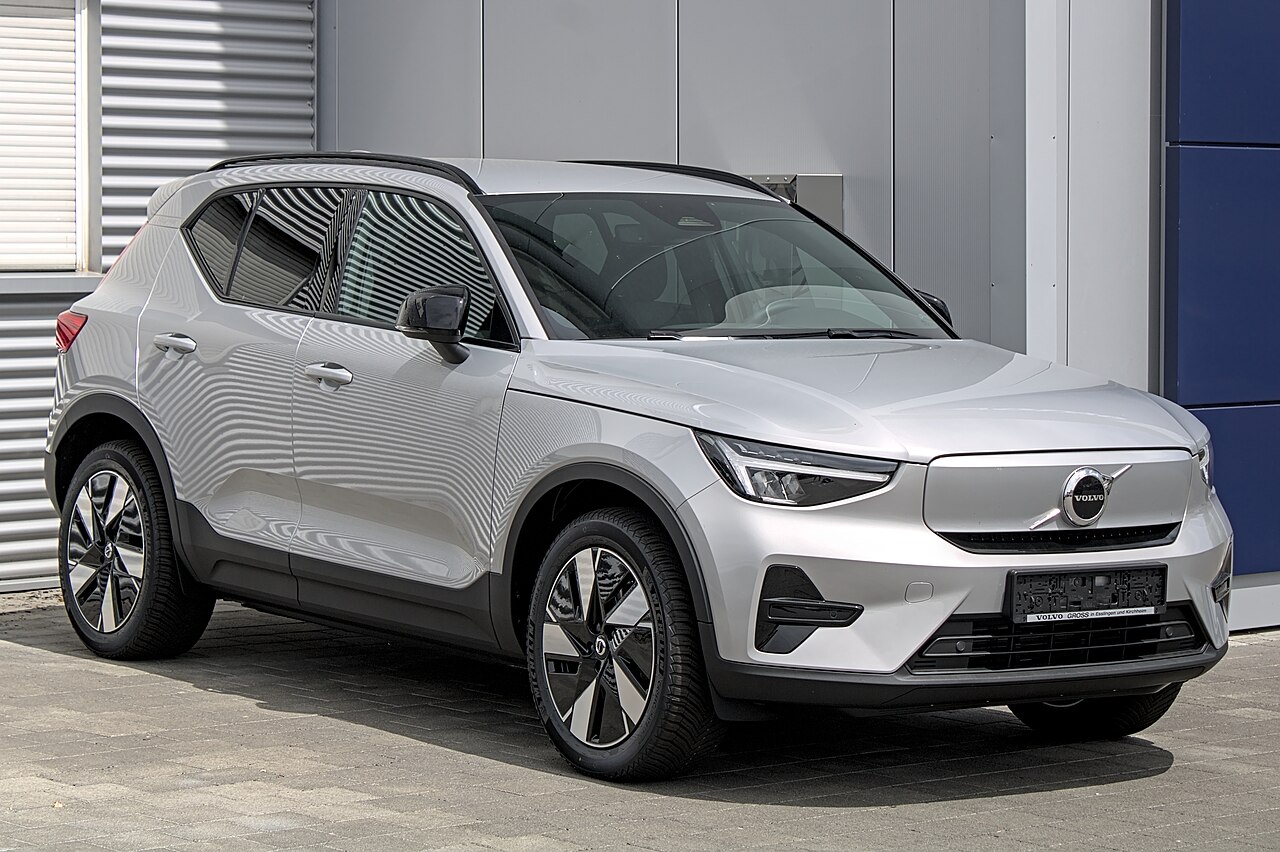Volvo XC40 Recharge (facelift) exterior front three-quarter view