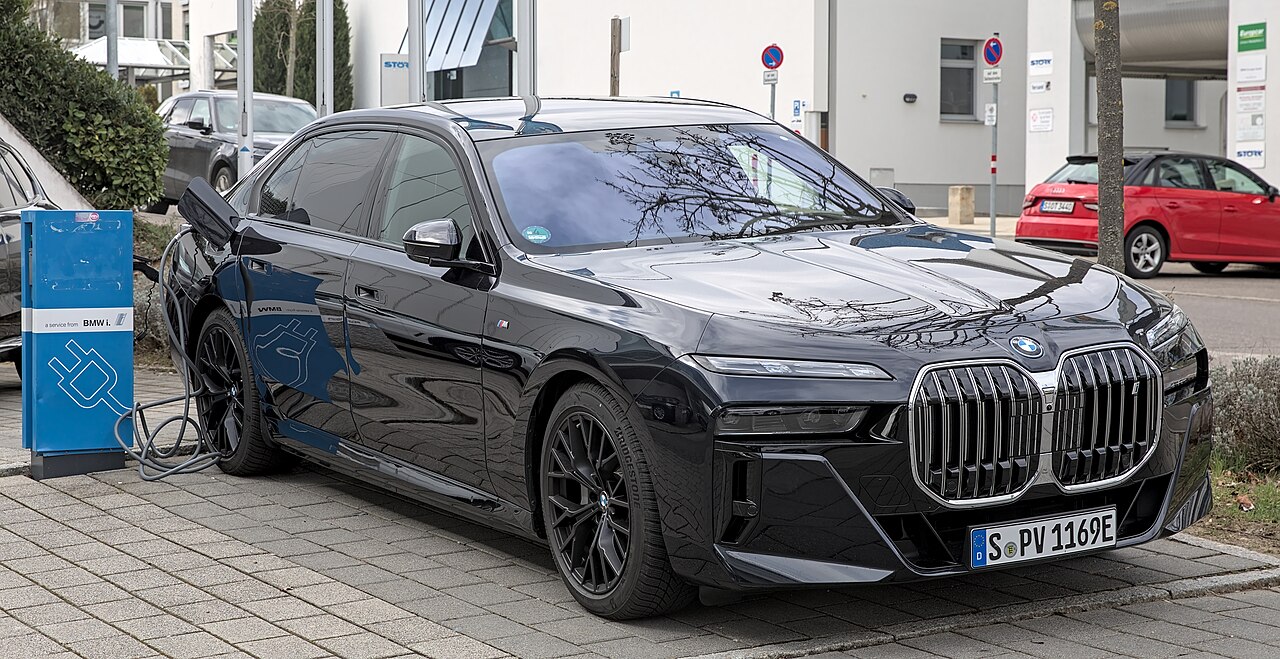 BMW i7 xDrive60 exterior front three-quarter view